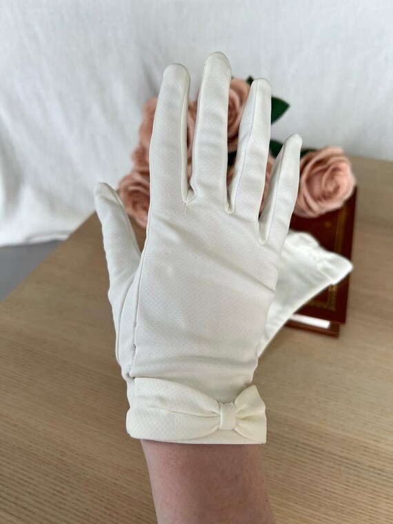 Elegant Vintage White Cream Gloves with Bow 1950s… - image 6