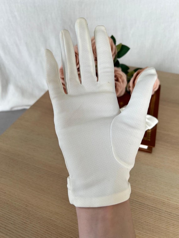 Elegant Vintage White Cream Gloves with Bow 1950s… - image 7