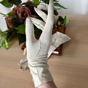 Gants en cuir antiques Français des années 1900 blancs Gants anciens en cuir crème Victorien édouardien Poignet boutonné XS image 3