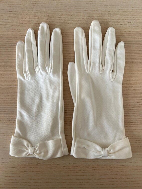 Elegant Vintage White Cream Gloves with Bow 1950s… - image 9