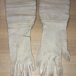 Gants à gantelets antiques Français des années 1900, blanc Gants de mousquetaire antiques en cuir crème Victorien édouardien Au Printemps Paris image 7