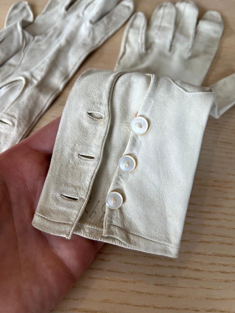 Gants en cuir antiques Français des années 1900 blancs Gants anciens en cuir crème Victorien édouardien Poignet boutonné XS image 9