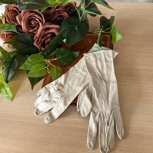 Gants en cuir antiques Français des années 1900 blancs Gants anciens en cuir crème Victorien édouardien Poignet boutonné XS image 2