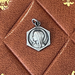 Colgante antiguo de la Virgen María (Nuestra Señora de Lourdes) Medalla religiosa colgante Charm / Art Déco / Medallón vintage