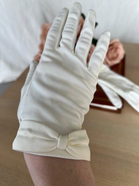 Elegant Vintage White Cream Gloves with Bow 1950s… - image 1