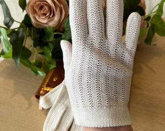 Gants vintage en dentelle crochetée couleur crème : style cottagecore romantique, coton français, parfait pour un goûter.