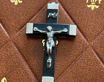 Colgante de crucifijo vintage de madera de ébano, cruz de Jesús INRI, collar católico tono plateado