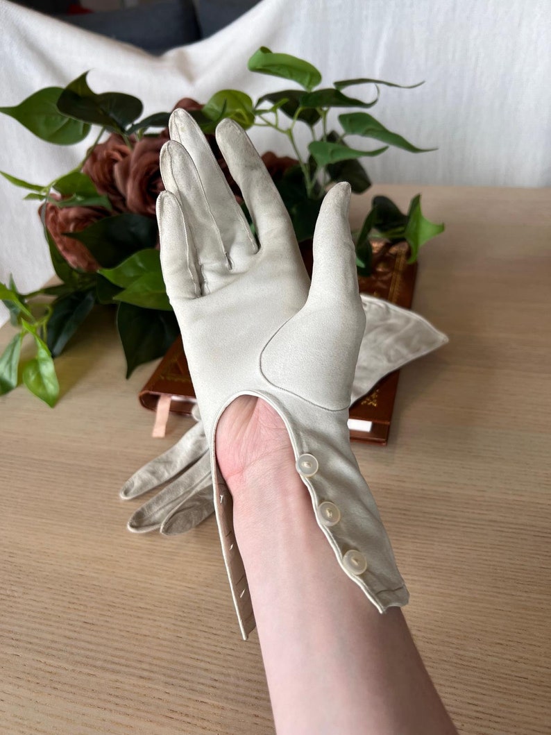 Gants en cuir antiques Français des années 1900 blancs Gants anciens en cuir crème Victorien édouardien Poignet boutonné XS image 8