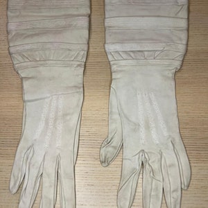 Gants à gantelets antiques Français des années 1900, blanc Gants de mousquetaire antiques en cuir crème Victorien édouardien Au Printemps Paris image 6