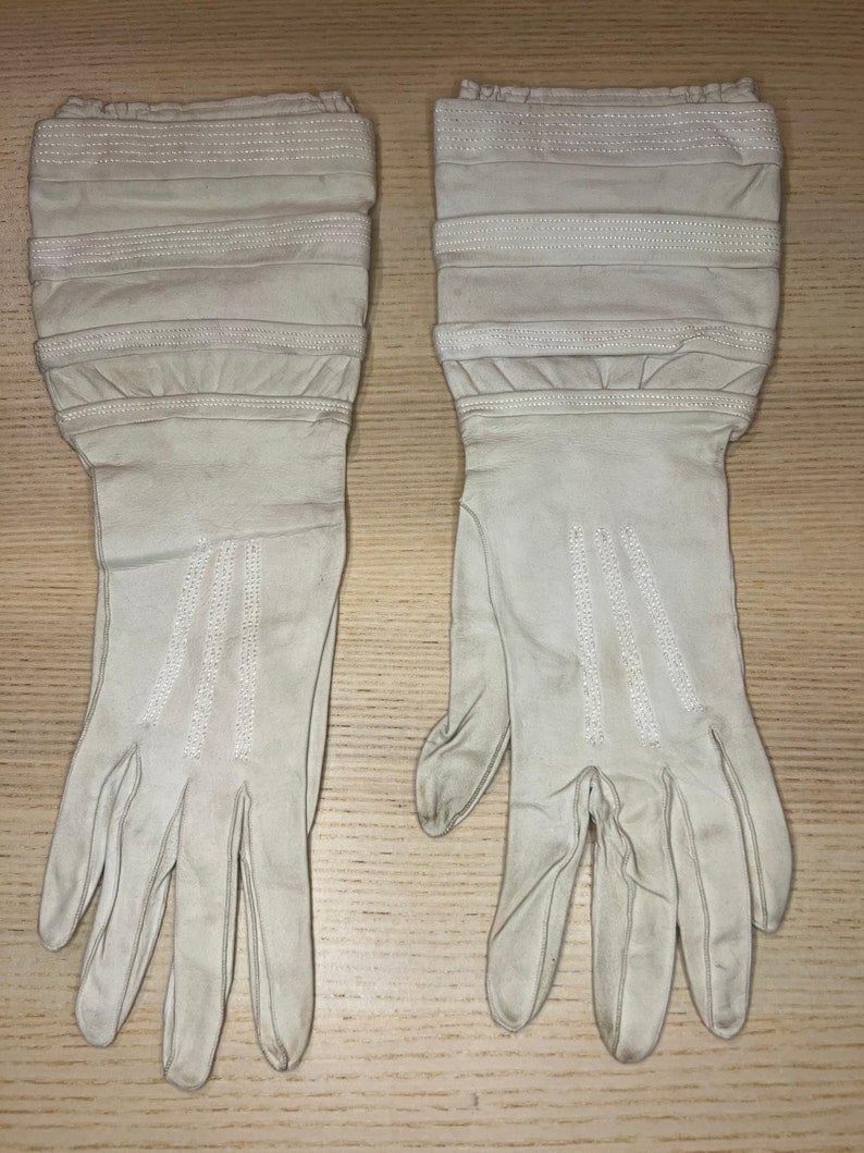 Gants à gantelets antiques Français des années 1900, blanc Gants de mousquetaire antiques en cuir crème Victorien édouardien Au Printemps Paris image 6