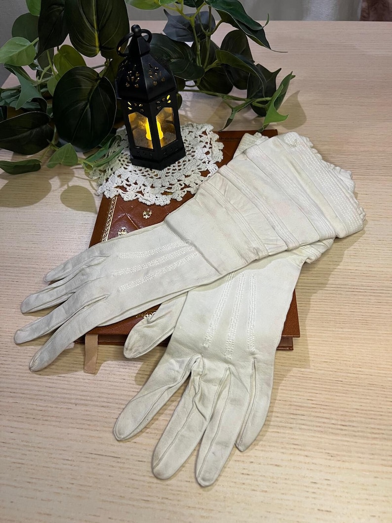 Gants à gantelets antiques Français des années 1900, blanc Gants de mousquetaire antiques en cuir crème Victorien édouardien Au Printemps Paris image 2