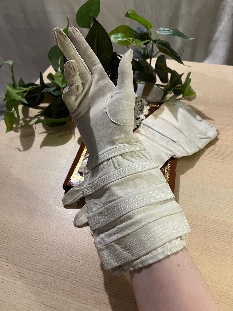 Gants à gantelets antiques Français des années 1900, blanc Gants de mousquetaire antiques en cuir crème Victorien édouardien Au Printemps Paris image 9