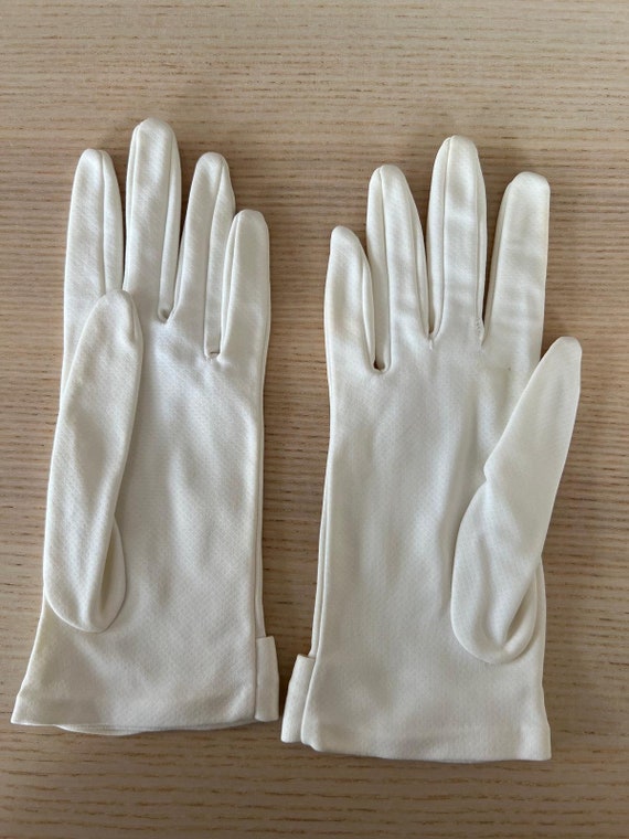 Elegant Vintage White Cream Gloves with Bow 1950s… - image 10