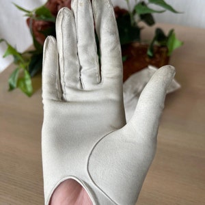 Gants en cuir antiques Français des années 1900 blancs Gants anciens en cuir crème Victorien édouardien Poignet boutonné XS image 5