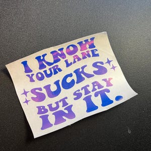 Naklejka winylowa Stay in Your Lane – Naklejka – Naklejka samochodowa – Akcesoria samochodowe – Wystrój samochodu – Zabawna naklejka – Sassy Sticker