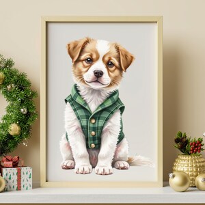 Puede incluir: Una impresi&oacute;n de arte de pared enmarcada que muestra a un cachorro con pelaje marr&oacute;n y blanco que lleva un chaleco de cuadros verde con botones dorados. El cachorro est&aacute; sentado de frente, mirando hacia adelante con expresi&oacute;n neutra.