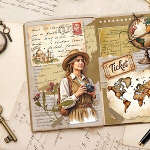 K&ouml;nnte beinhalten: Ein offenes Scrapbook mit Vintage-Reisemotiv. Es zeigt eine Frau mit Kamera, Globus, Weltkarte und dem Wort "Ticket". Weitere Elemente sind eine Taschenuhr, Schl&uuml;ssel und ein F&uuml;llfederhalter.