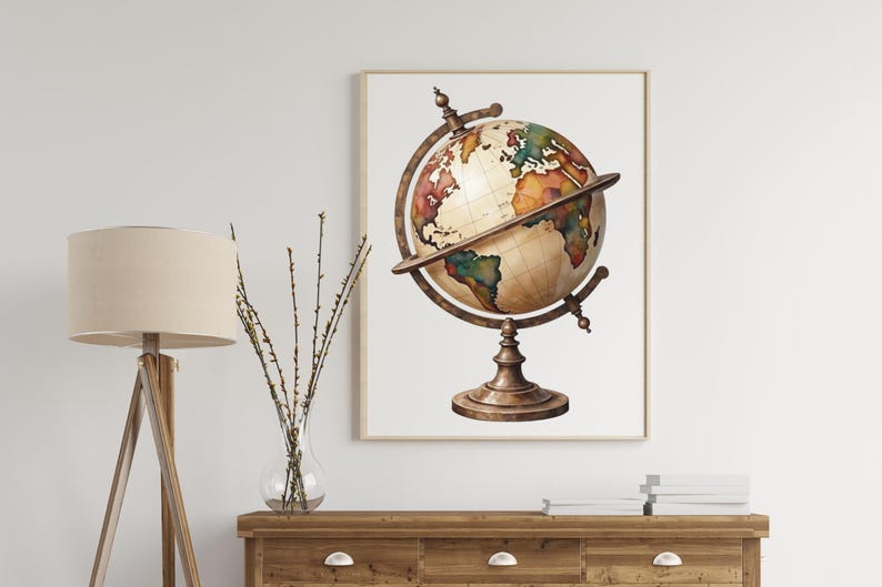 K&ouml;nnte beinhalten: Gerahmter Druck eines Globus im Vintage-Stil. Der Globus zeigt eine detaillierte Karte mit verschiedenen Farben, die verschiedene Regionen darstellen. Er ist auf einem bronzefarbenen St&auml;nder montiert. Der Druck wird an einer wei&szlig;en Wand &uuml;ber einem Holzschrank ausgestellt.