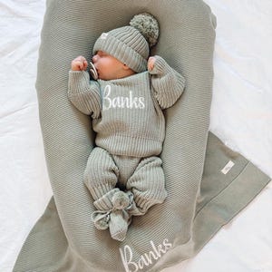 Conjunto de jersey y pantalón de punto con bordado de salvia