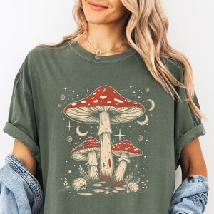 Vintage Mushroom T-Shirt Nature Lover Shirt Gardener Tshirt Cottage Core Aesthetic Gift for Mushroom Hobbies Botanical Shirt Fairycore