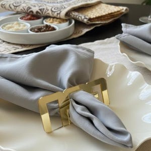 Elegant Gold and Silver Pesach Acrylic Napkin Rings, Modern Hebrew Passover Seder Table Decor