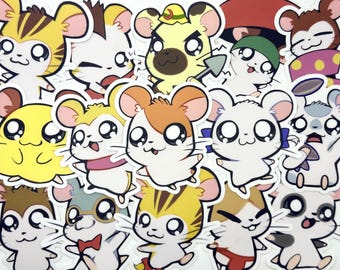 Op de afbeelding: Een verzameling cartoon hamster stickers in verschillende kleuren en ontwerpen. Elke sticker heeft een schattige hamster met grote ogen en verschillende accessoires, zoals strikken, hoeden en sjaals. De stickers zijn wit met kleurrijke hamster illustraties.