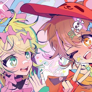 Puede incluir: Ilustración de estilo anime con dos jóvenes con cabello y accesorios coloridos. Una lleva un sombrero rojo con diseño de oso, la otra un atuendo azul con tema de conejito. La imagen está llena de corazones, estrellas y otros elementos decorativos.