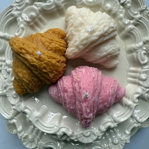 Realistyczna świeca Croissant – wystrój domu z francuskiego ciasta – świeca gastronomiczna na brunch lub akcent kuchenny