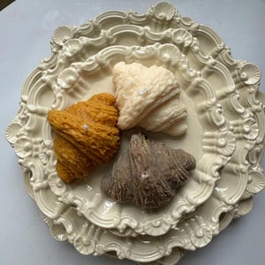Realistyczna świeca Croissant – wystrój domu z francuskiego ciasta – świeca gastronomiczna na brunch lub akcent kuchenny