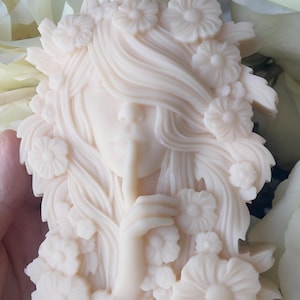 Flower Goddess Candle – Female Body Candle – Sculptural Soy Candle – Aesthetic Home Decor – Venus Figure Candle