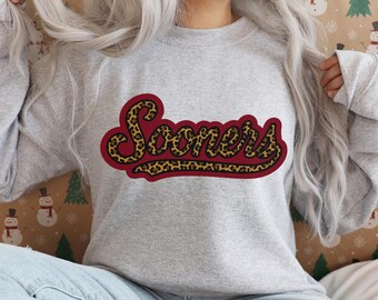Girly Oklahoma Sooners Leopard Print Sweatshirt | OU Football Shirt | Maroon Game Day Outfit | Gildan Unisex Tee | Boomer Sooner Graphic Top