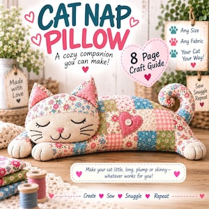 Può includere: Un cuscino a forma di gatto realizzato in tessuto patchwork con motivi floreali in rosa, blu e verde. Il cuscino presenta un muso di gatto addormentato, una toppa a forma di cuore rosa con un bottone e una coda arricciata. Testo: CAT NAP PILLOW.