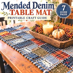 Könnte beinhalten: Ein rechteckiger Tischläufer aus Denim-Patchwork-Quadraten mit ausgefransten Kanten und sichtbaren Nähten. Der Läufer besteht aus blauem Denim, kariertem Stoff und abgenutzten Flicken. Text: Mended Denim TABLE MAT PRINTABLE CRAFT GUIDE 7 GUIDE PAGES.