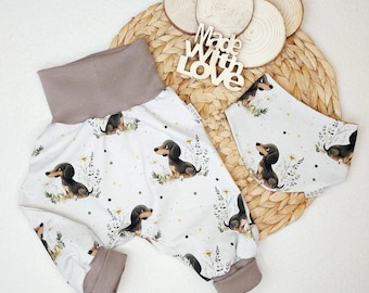 Handmade Baby Set mit Dackel Muster | Baby Bloomers & Halstuch | Geschenk zur Geburt | Unisex Baby Outfit | Baby Kleidung | Gr. 56-104