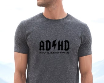 Peut inclure: Un t-shirt gris foncé chiné avec un motif noir qui dit "ADHD HIGHWAY TO-HEY LOOK A SQUIRREL!"