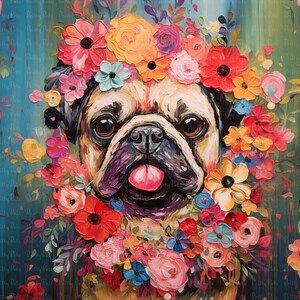 Op de afbeelding: Een mopshond die een kleurrijke bloemenkrans en een bloemenketting draagt. De hond heeft een roze tong die uitsteekt en kijkt recht naar de kijker. De achtergrond is een blauw en groen abstract schilderij.