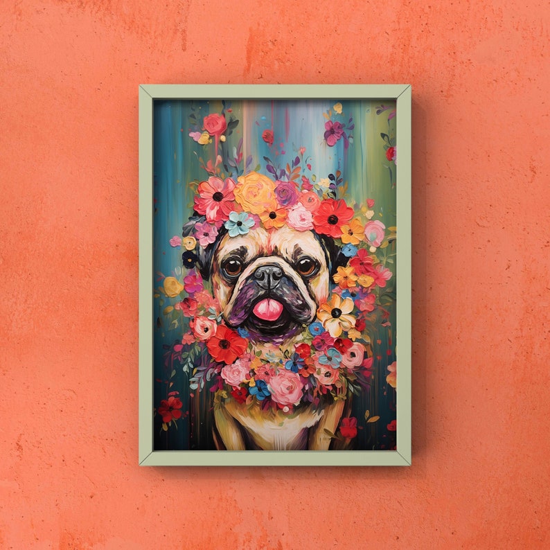 Op de afbeelding: Een schilderij van een mopshond die een kleurrijke bloemenkrans draagt. De hond kijkt recht naar de kijker met een speelse uitdrukking. De achtergrond is een levendig blauw en groen.