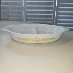 Pyrex Royal Wheat 1.5 quart Oval Divided Dish - VTG