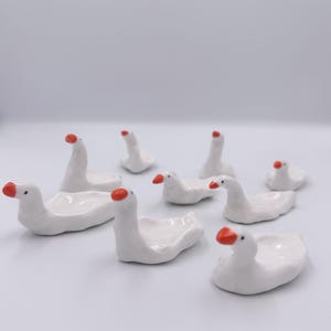 Plato pequeño para joyas de porcelana hecho a mano con motivos de gansos.