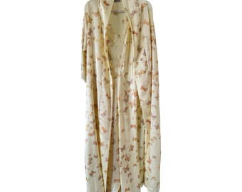 Conjunto de bata y camisón kimono de satén con encaje y mariposas amarillas de Christian Dior, talla M.