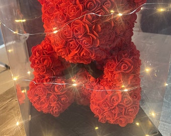 Oso de rosa grande con pétalos rojos en caja