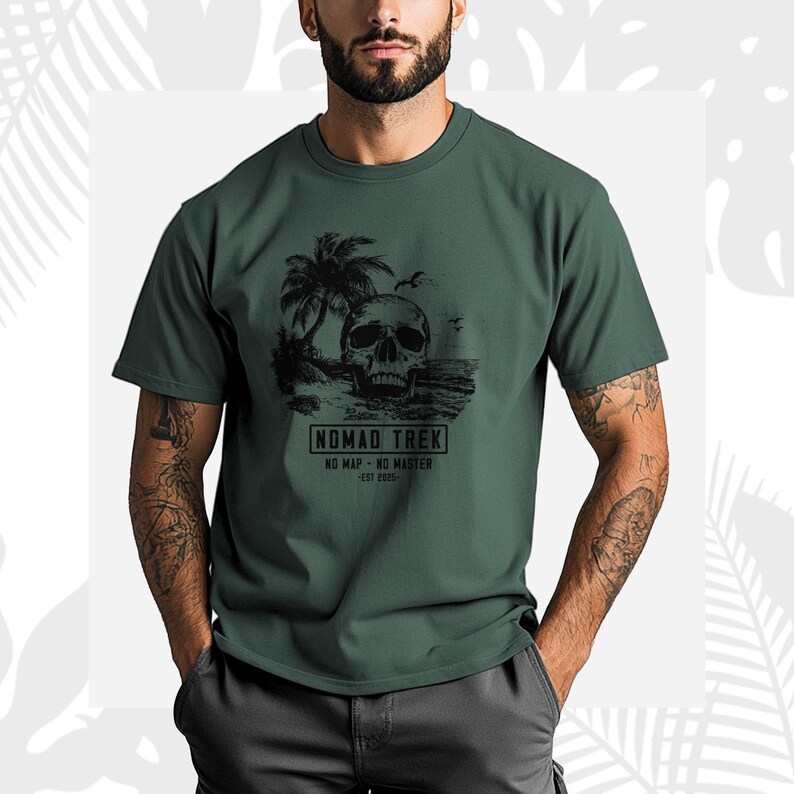 K&ouml;nnte beinhalten: Gr&uuml;nes T-Shirt mit einer schwarzen Grafik eines Sch&auml;dels an einem Strand mit Palmen und dem Text "NOMAD TREK - NO MAP - NO MASTER - EST 2025". Das Shirt hat kurze &Auml;rmel und einen Rundhalsausschnitt.