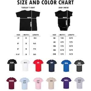 K&ouml;nnte beinhalten: Eine Gr&ouml;&szlig;en- und Farbtabelle f&uuml;r T-Shirts f&uuml;r Kleinkinder und Baby-Bodys. Die Tabelle enth&auml;lt Gr&ouml;&szlig;en-, Breiten- und L&auml;ngenmessungen in Zentimetern f&uuml;r jede Gr&ouml;&szlig;e. Farboptionen sind Schwarz, Wei&szlig;, Rot, Marine, Royal, Dunkelgrau, Bordeaux, Hellblau, Hellrosa, Sand, Lila und Sportgrau.