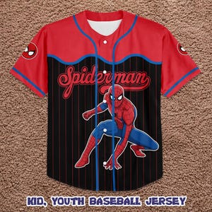 以下が含まれることがあります： スパイダーマンのキャラクターが特徴の赤と黒の野球ジャージ。ジャージは赤いヨークと青いトリムの袖が付いています。前面にはスパイダーマンのロゴとスパイダーマンのグラフィックが表示されています。「KID、YOUTH BASEBALL JERSEY」というテキストが下にあります。