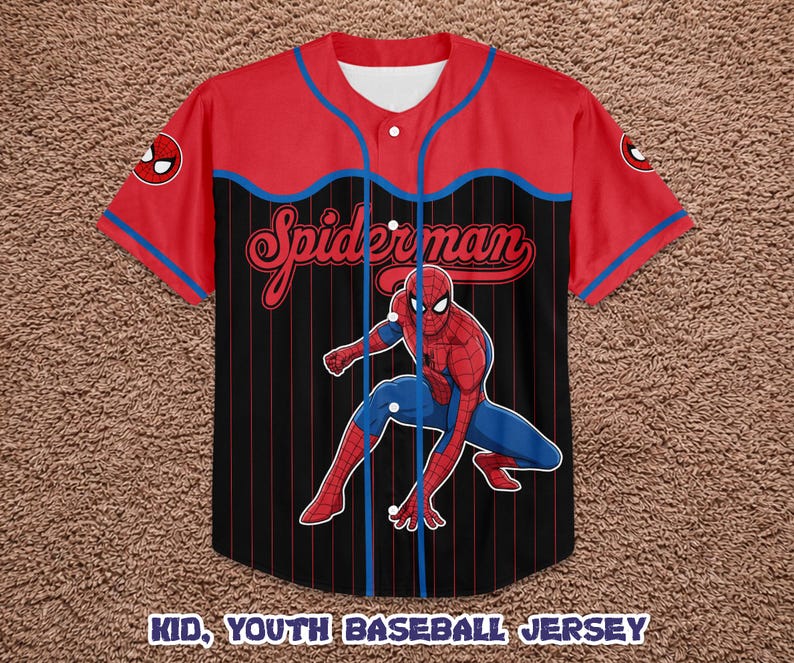 以下が含まれることがあります： スパイダーマンのキャラクターが特徴の赤と黒の野球ジャージ。ジャージは赤いヨークと青いトリムの袖が付いています。前面にはスパイダーマンのロゴとスパイダーマンのグラフィックが表示されています。「KID、YOUTH BASEBALL JERSEY」というテキストが下にあります。