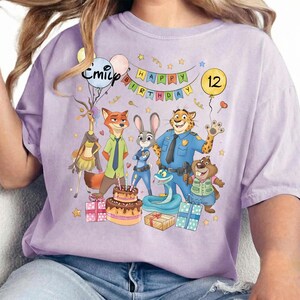 K&ouml;nnte beinhalten: Rustikales Holzschild mit dem Text "Welcome to our home" in wei&szlig;er Schrift. Das Schild hat eine Used-Optik und ein schlichtes, einladendes Design, ideal f&uuml;r die Eingangsbereichsdekoration.