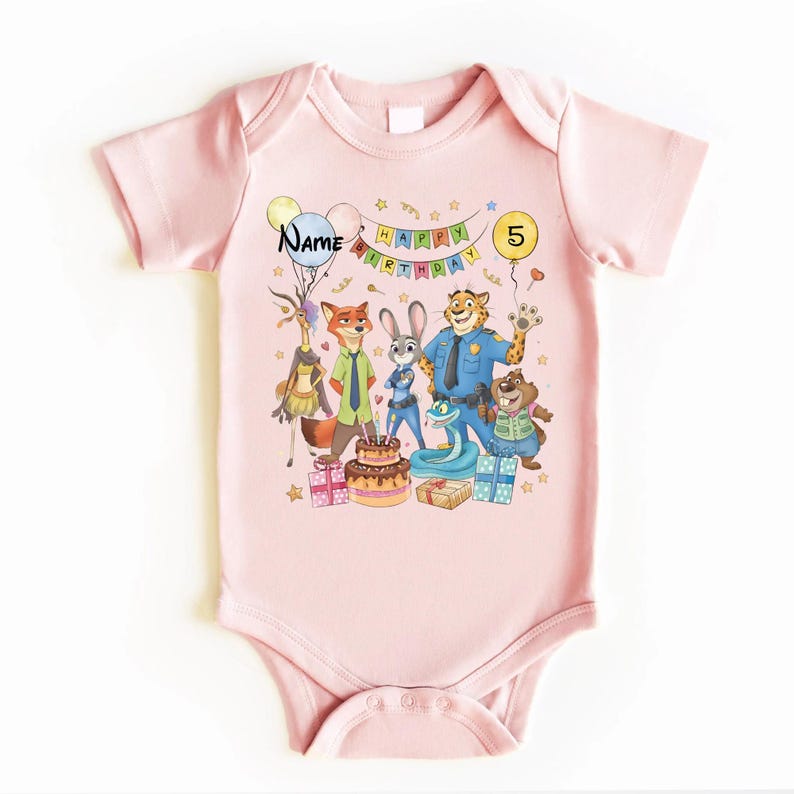 K&ouml;nnte beinhalten: Eine wei&szlig;e Keramik-Tasse mit schwarzem Henkel und dem Text "But First, Coffee" in schwarzer, handschriftlicher Schrift. Die Tasse steht auf einer wei&szlig;en Oberfl&auml;che.