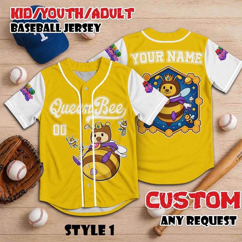 Puede incluir: Camiseta de b&eacute;isbol amarilla con mangas blancas, con un dise&ntilde;o de abeja reina de dibujos animados. La camiseta tiene el texto "Queen Bee" y "00" en la parte delantera. La parte trasera de la camiseta tiene un gr&aacute;fico de abeja y el texto "YOUR NAME".