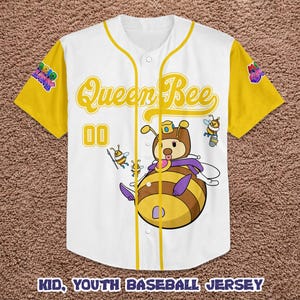 Puede incluir: Camiseta de b&eacute;isbol blanca y amarilla con un dise&ntilde;o de abeja reina de dibujos animados. La camiseta tiene mangas y ribetes amarillos, con las palabras "Queen Bee" en letras doradas. El n&uacute;mero "00" est&aacute; en la parte delantera. La camiseta est&aacute; etiquetada como "Kid, Youth Baseball Jersey".