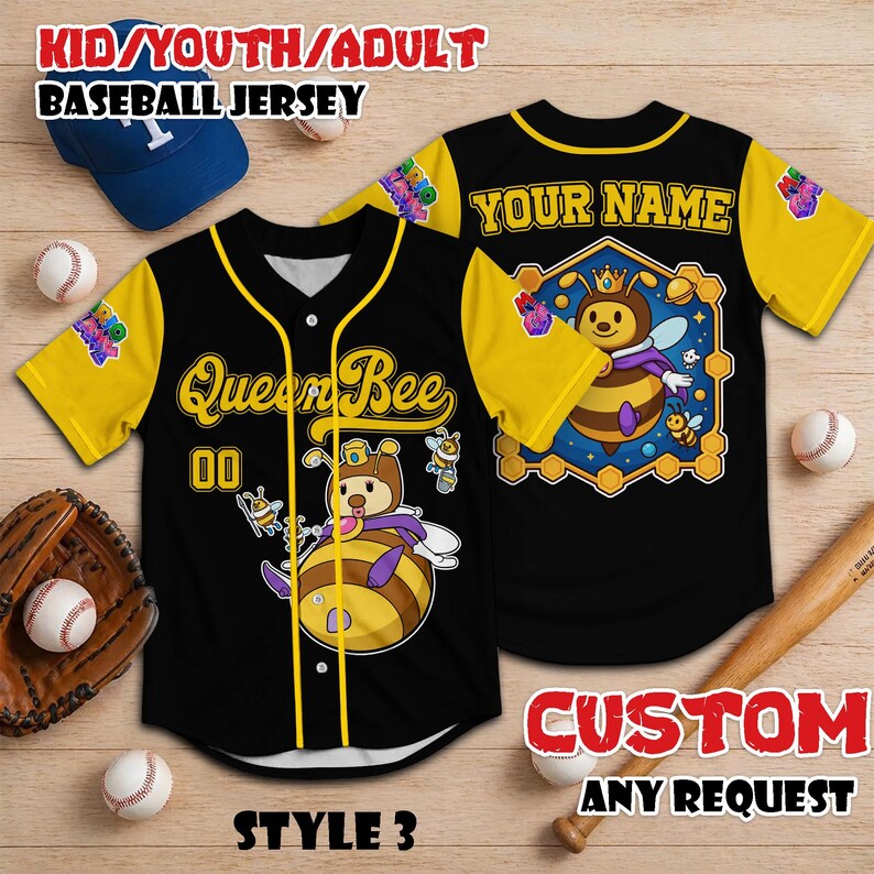 Puede incluir: Camiseta de b&eacute;isbol negra con mangas y cuello amarillos. La camiseta presenta un gr&aacute;fico de abeja reina de dibujos animados y el texto "Queen Bee" y "00". La camiseta es personalizable con el texto "YOUR NAME" y "CUSTOM ANY REQUEST".